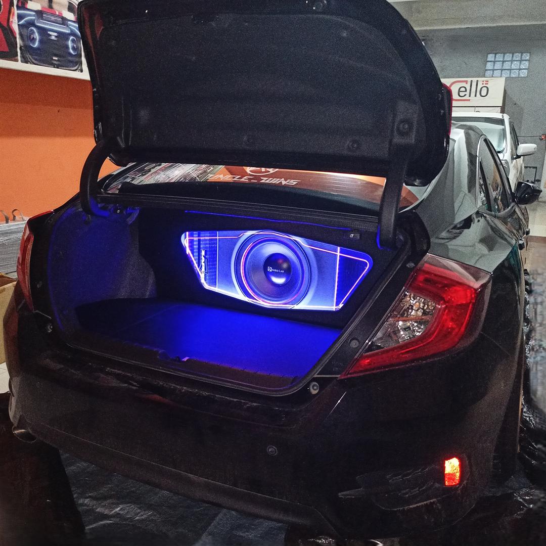 Pasang subwoofer Audio Lab di bagasi Honda Civic dengan custom box dan lampu LED biru — Banjarmasin