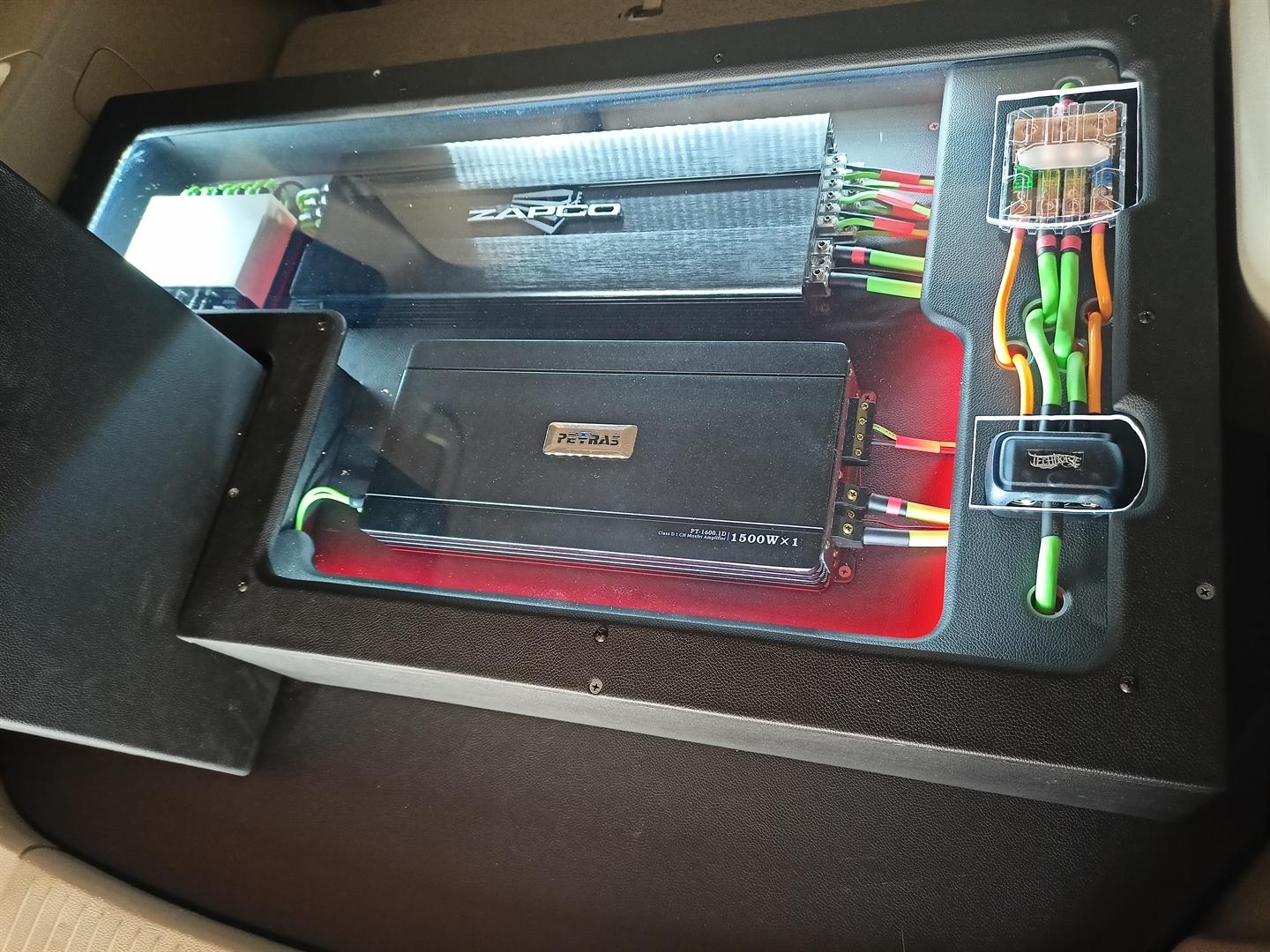 Wiring amplifier Zapco dan Petras 1500W dengan distribusi kabel rapi di bagasi — Evolution Audioworks