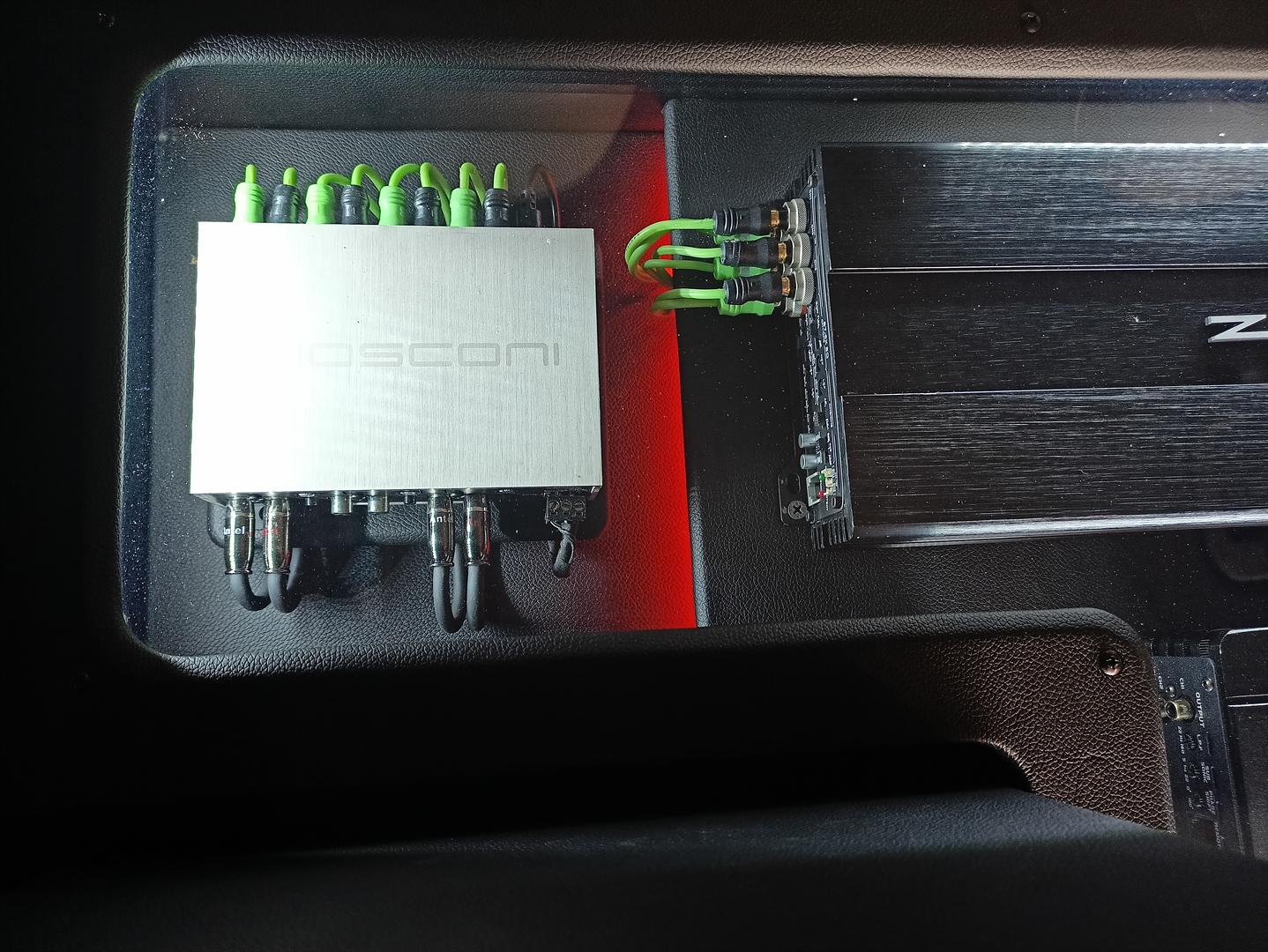 DSP Mosconi terpasang rapi dengan wiring amplifier Zapco — instalasi audio mobil profesional Banjarmasin
