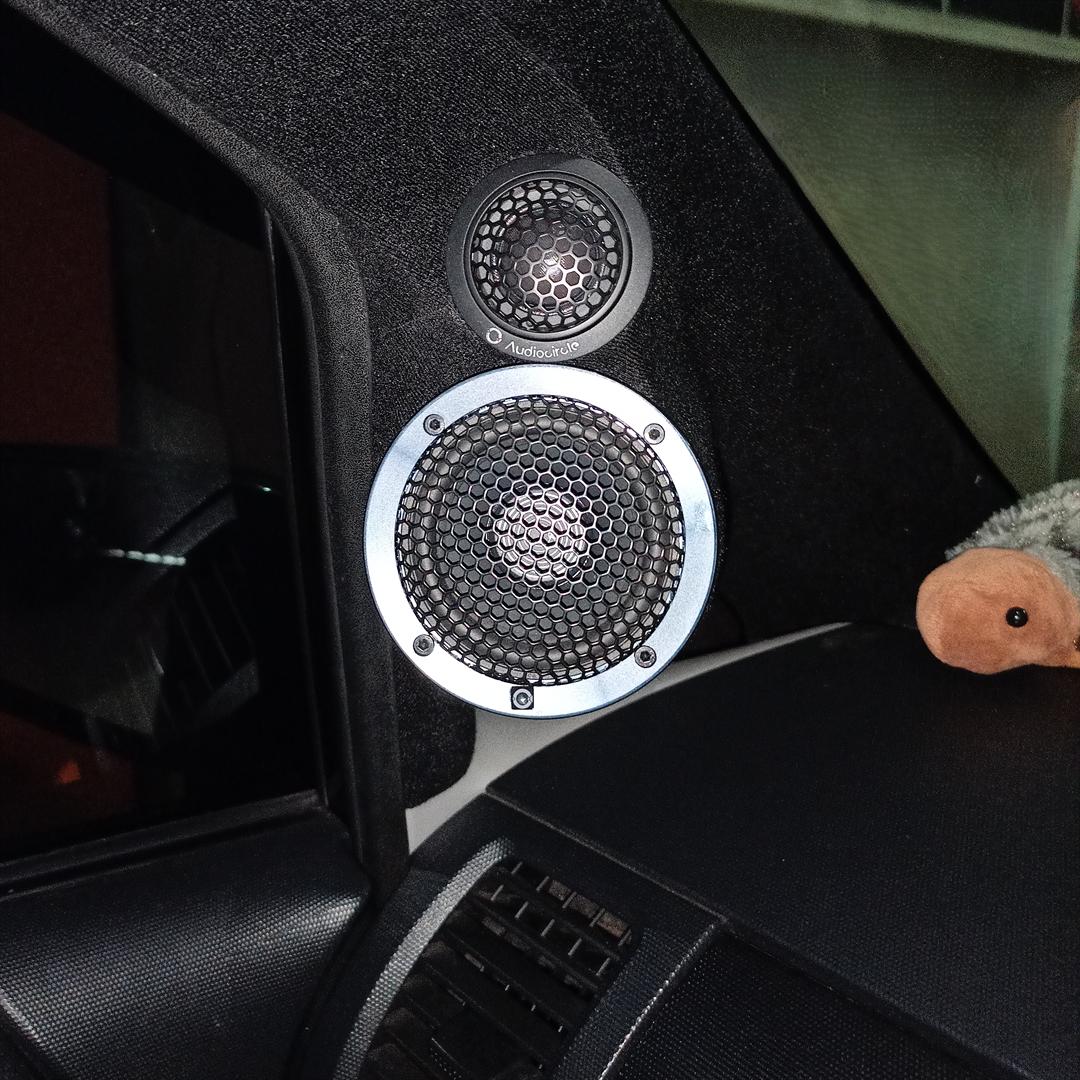Custom pilar speaker Audiocircle dengan tweeter dan midrange — instalasi audio mobil di Banjarmasin