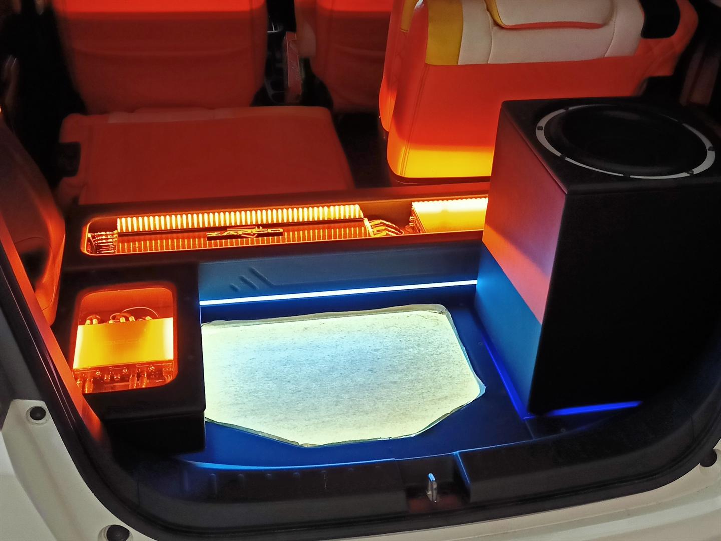 Custom trunk setup MPV dengan subwoofer, amplifier Zapco, dan LED ambient dua warna — car audio Kalimantan