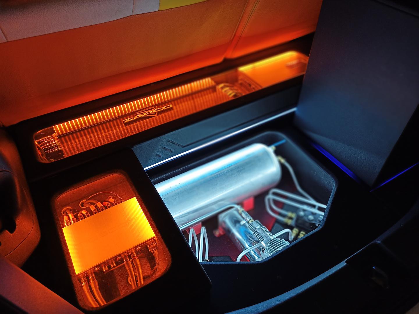 Rack amplifier Zapco dengan kapasitor dan wiring lengkap di bagasi — instalasi audio premium Banjarmasin