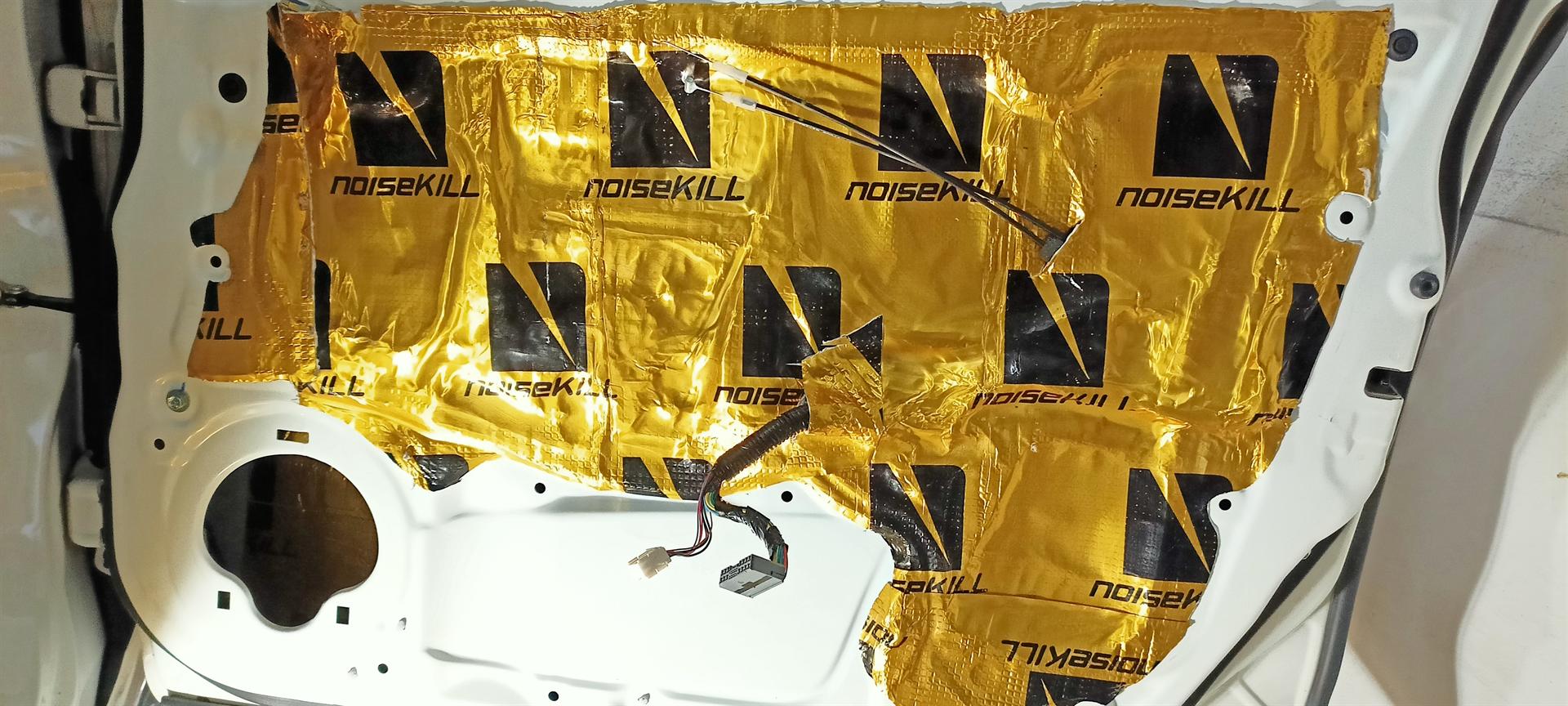 Pemasangan peredam NoiseKill di pintu mobil — soundproofing mobil Banjarmasin oleh Evolution Audioworks