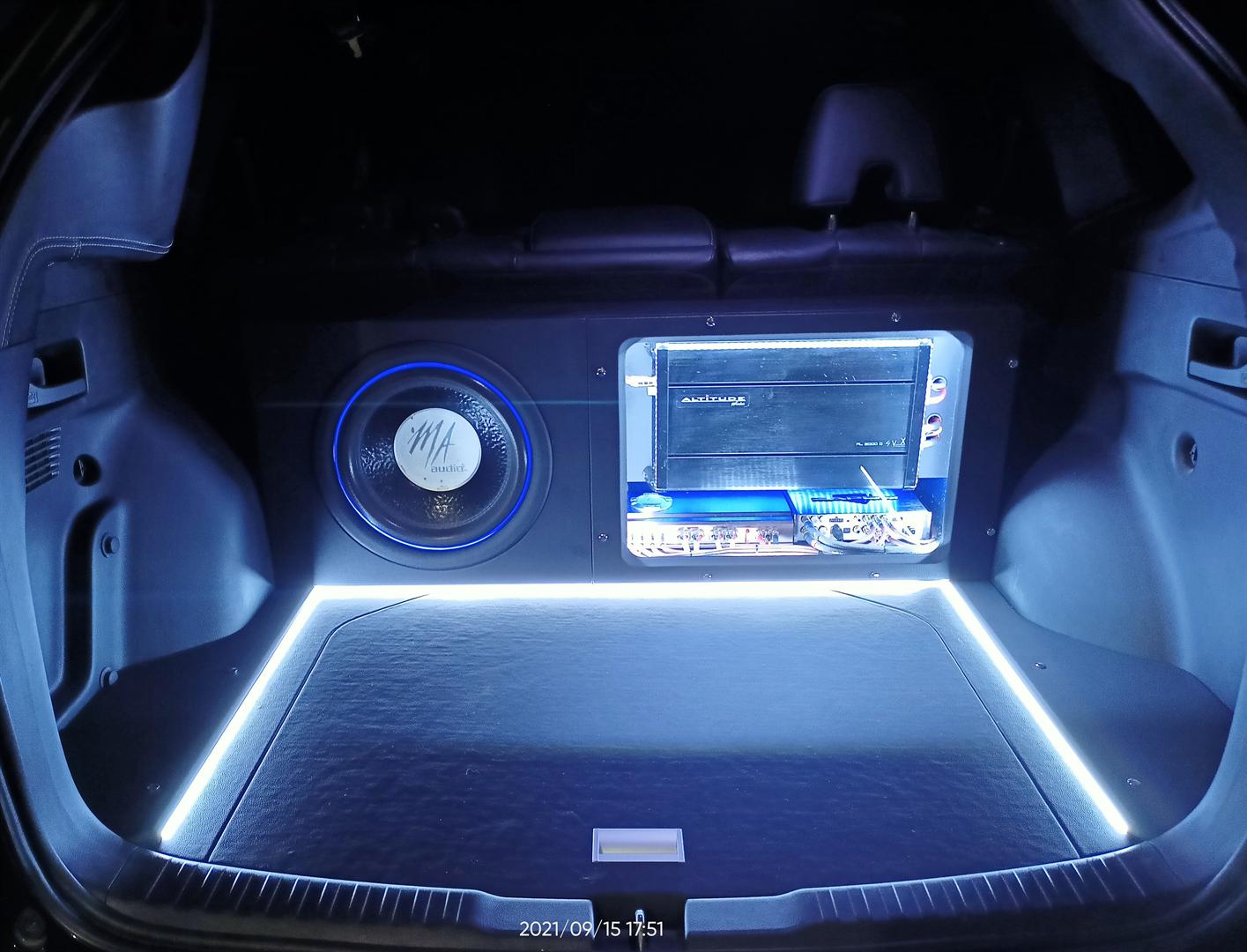 Custom box subwoofer MA Audio + amplifier Altitude di bagasi dengan lampu LED — car audio Banjarmasin