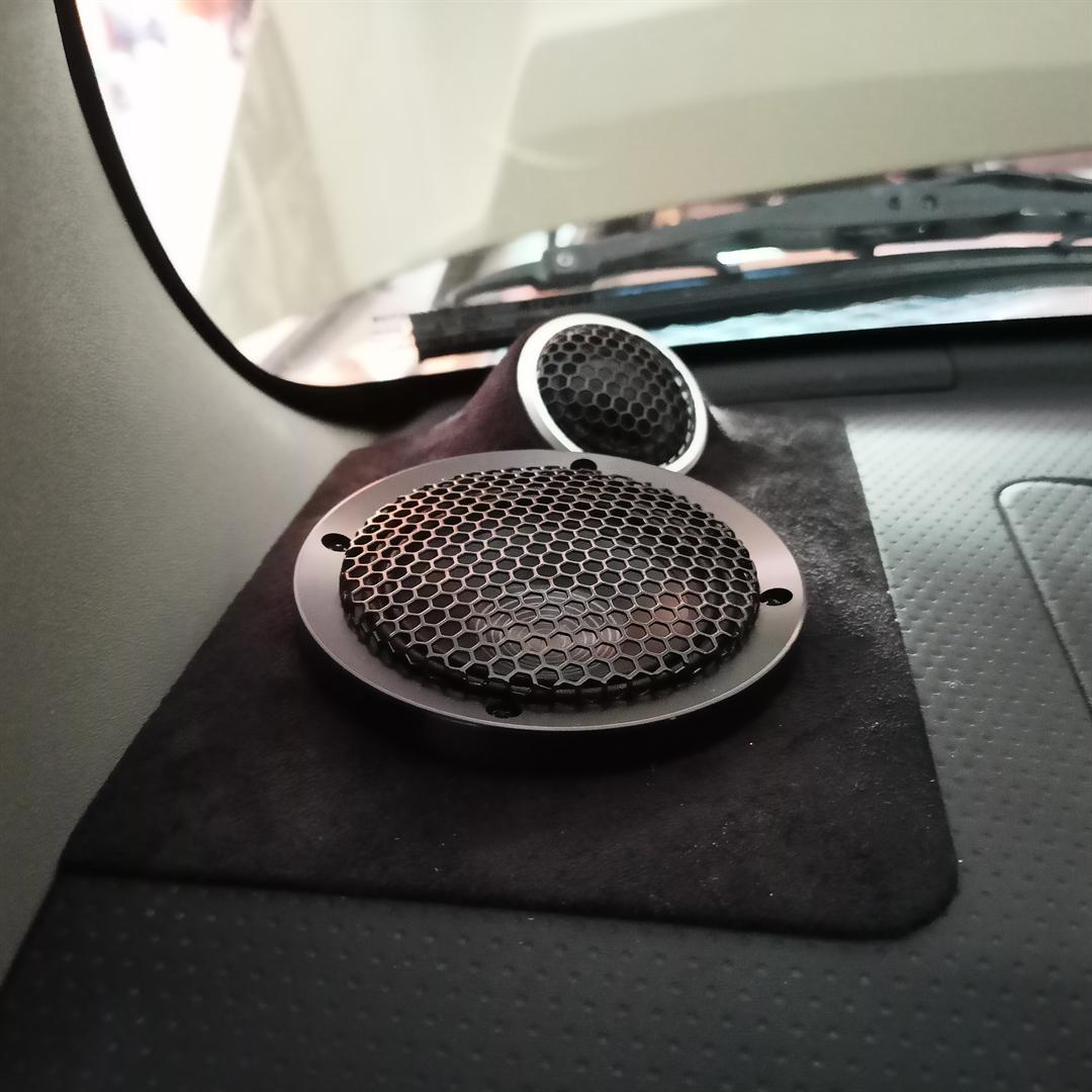 Instalasi speaker midrange dan tweeter custom di dashboard mobil — Evolution Audioworks Kalimantan Selatan