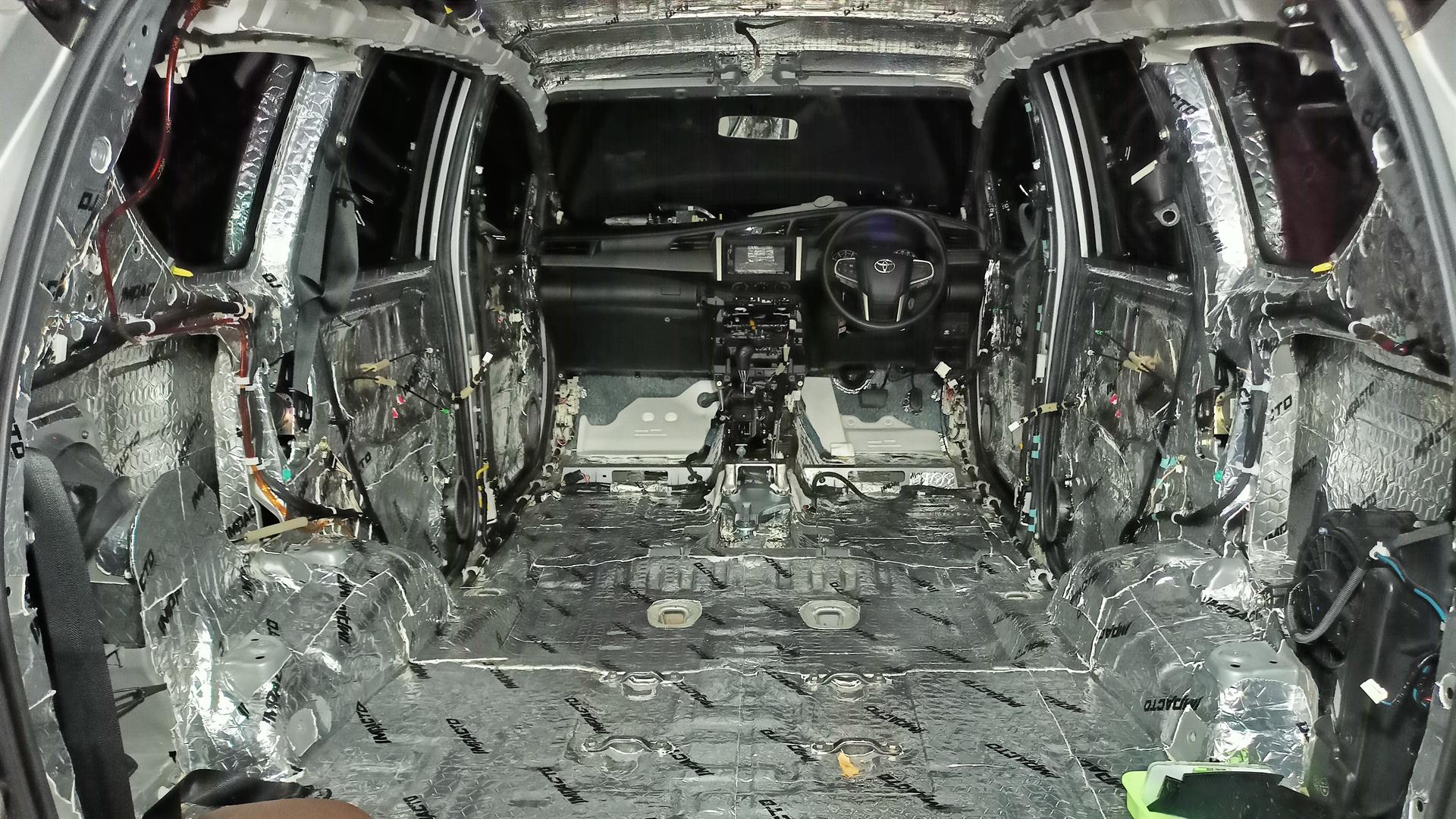 Soundproofing full kabin Toyota — pemasangan peredam Impacto menyeluruh di lantai, pintu, dan atap